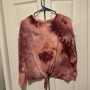 A cute little tie in the front